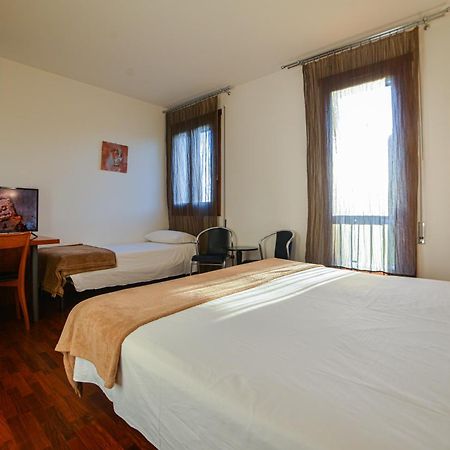 Hotel Querini Budget & Business Hotel Sandrigo Esterno foto